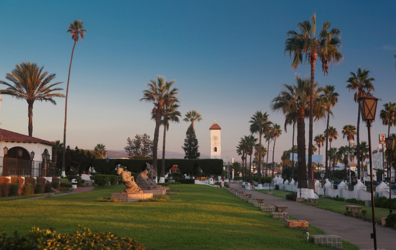 El colonial californiano nació en Ensenada, México, con el hotel Riviera